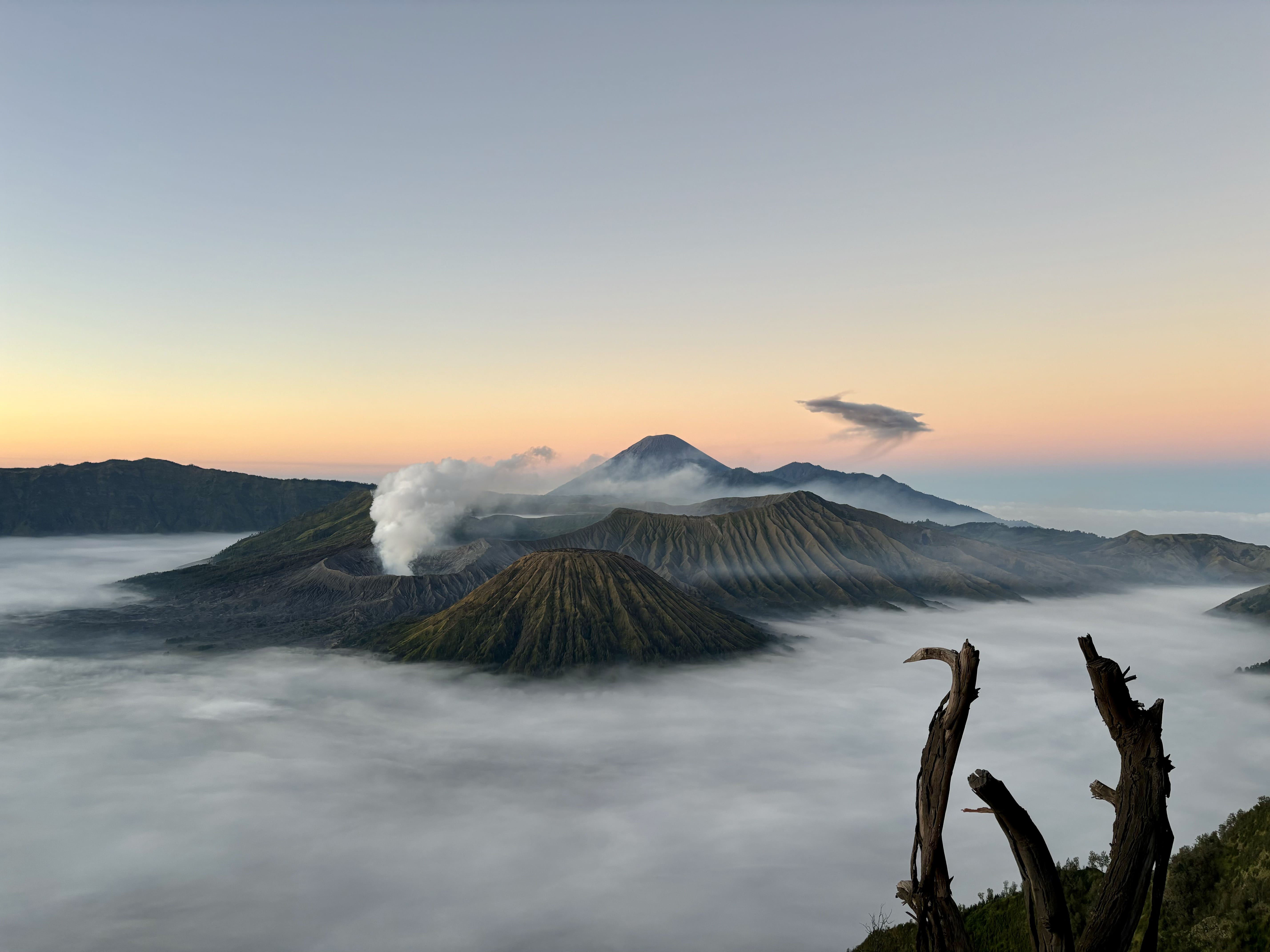 Veduta del Monte Bromo all’alba, uno dei vulcani più spettacolari dell’Indonesia.