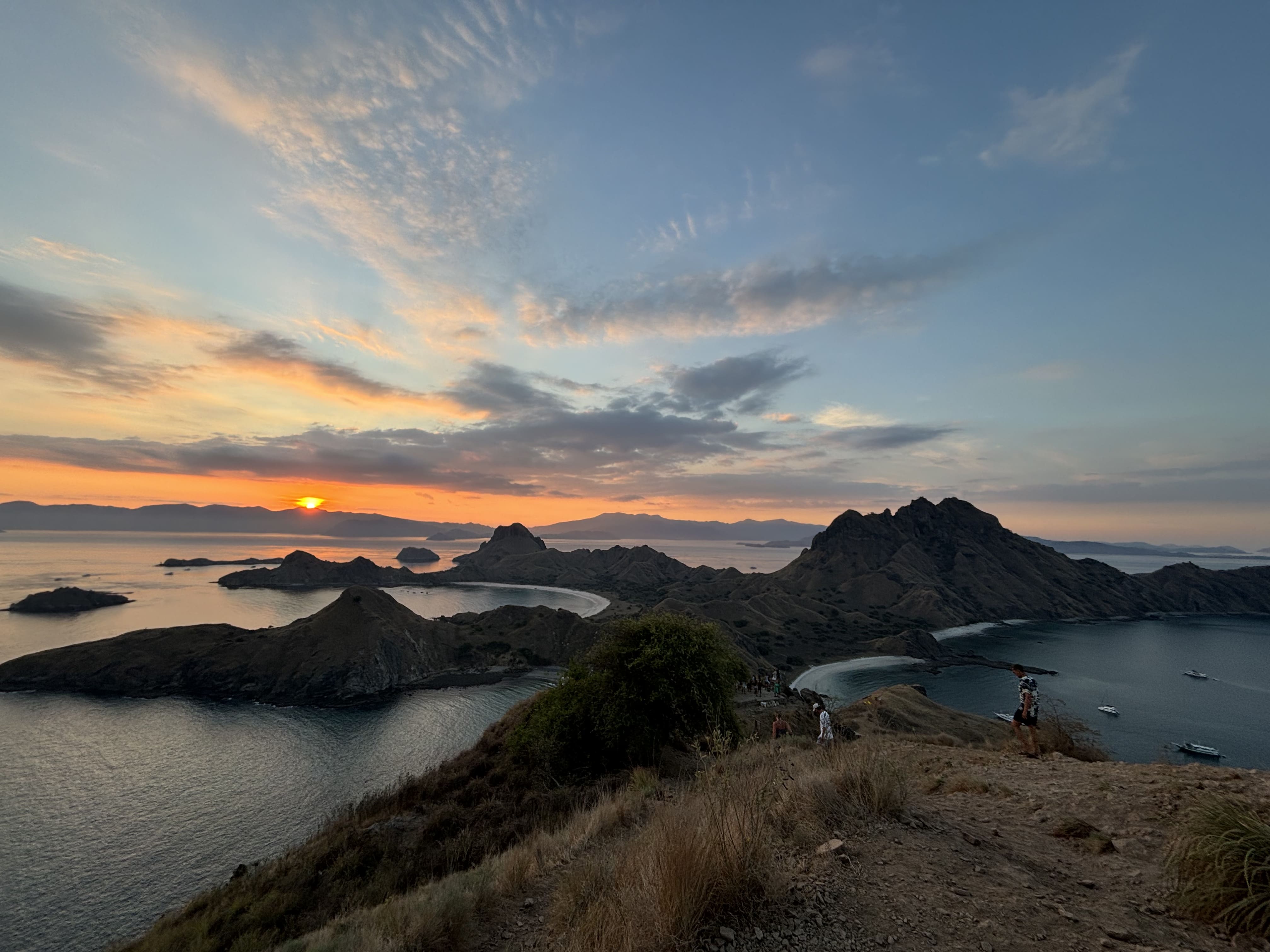 Tramonto panoramico sull’isola di Padar nel Parco Nazionale di Komodo, con viste mozzafiato sulle baie e sul mare turchese.