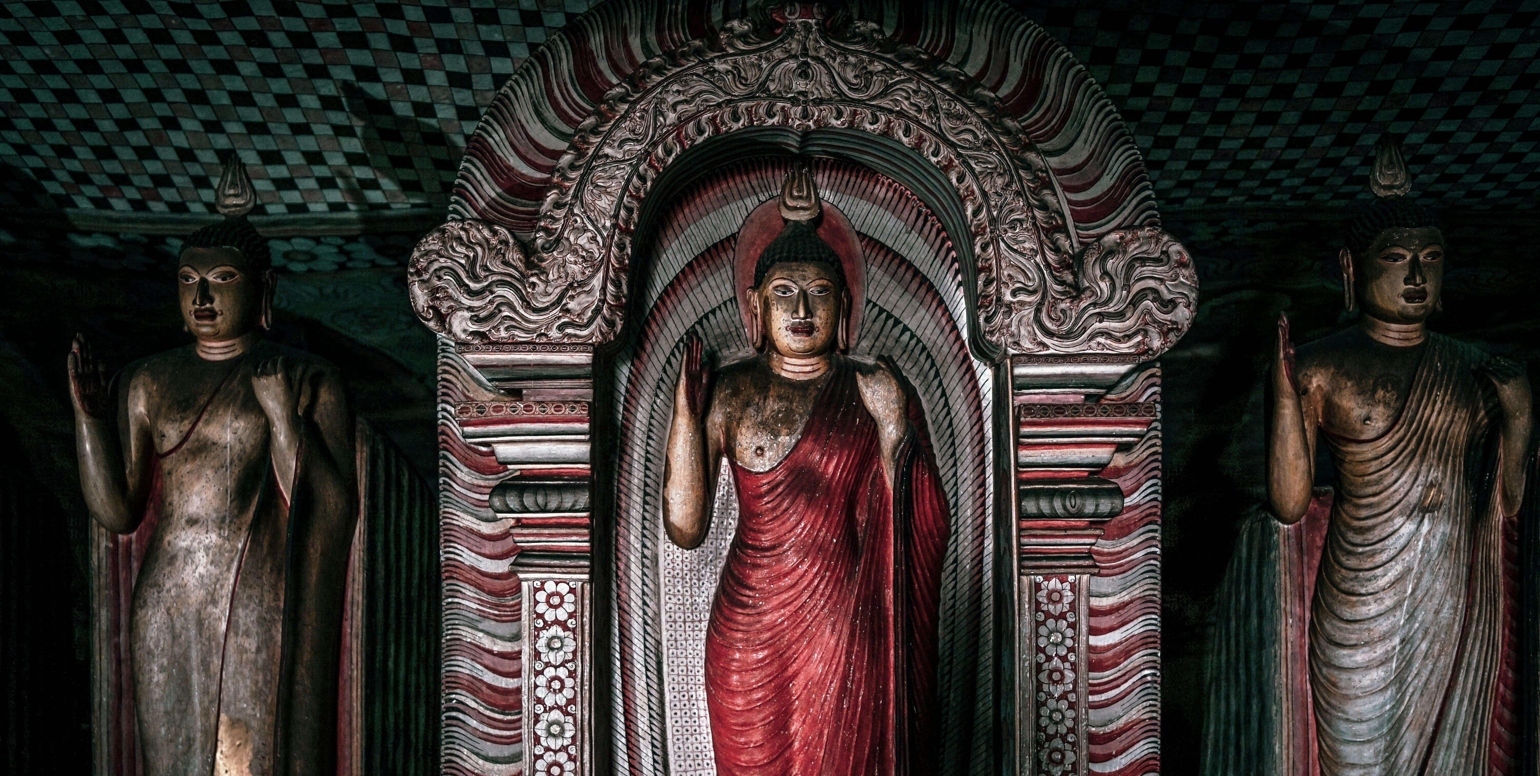 Statue del Buddha nel Tempio Rupestre di Dambulla, patrimonio UNESCO dello Sri Lanka.