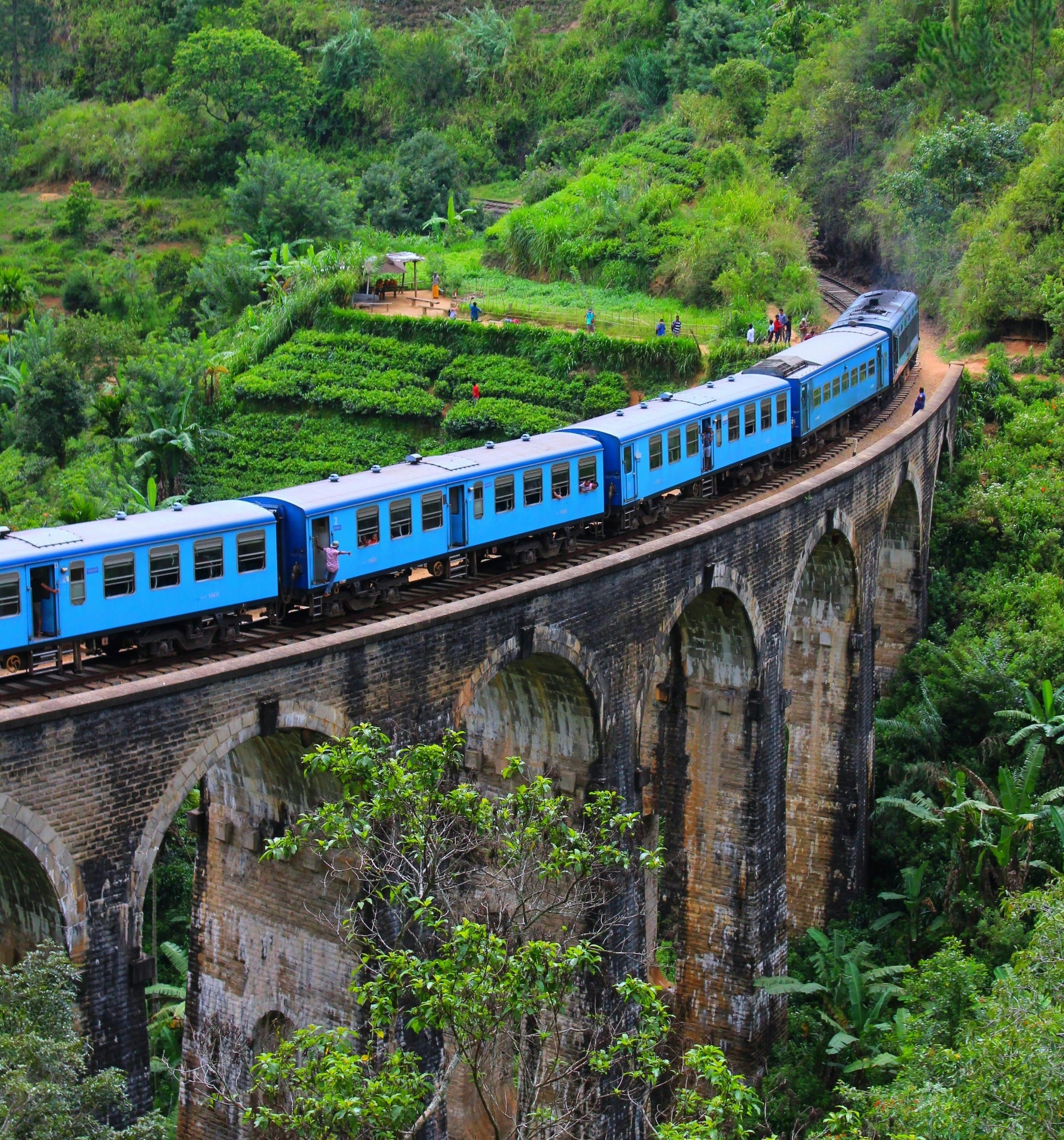 Il famoso treno blu che attraversa i ponti panoramici tra le colline di Ella, Sri Lanka.