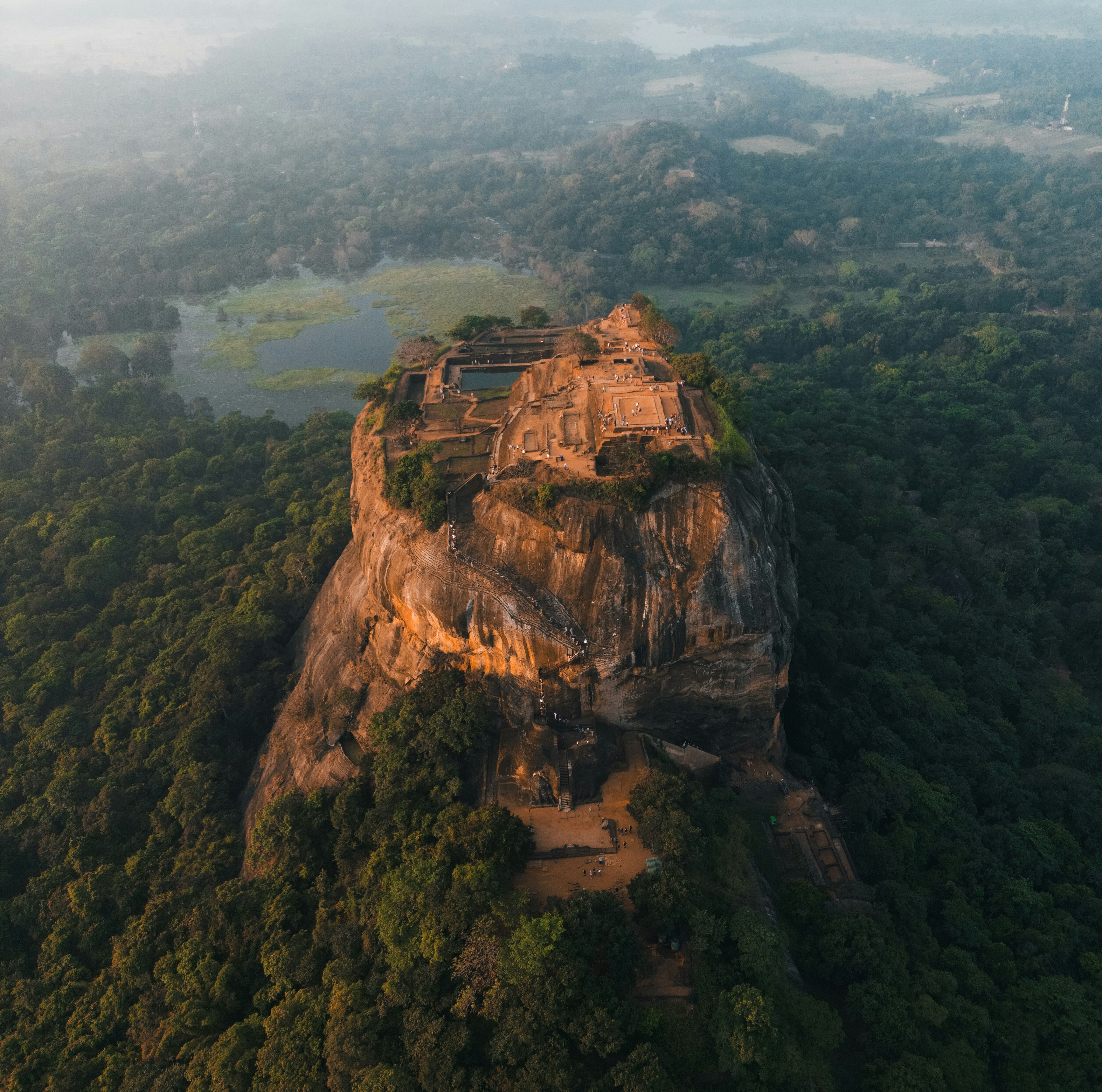 Vista aerea della Roccia di Sigiriya, antica fortezza e simbolo dello Sri Lanka, immersa nella giungla.