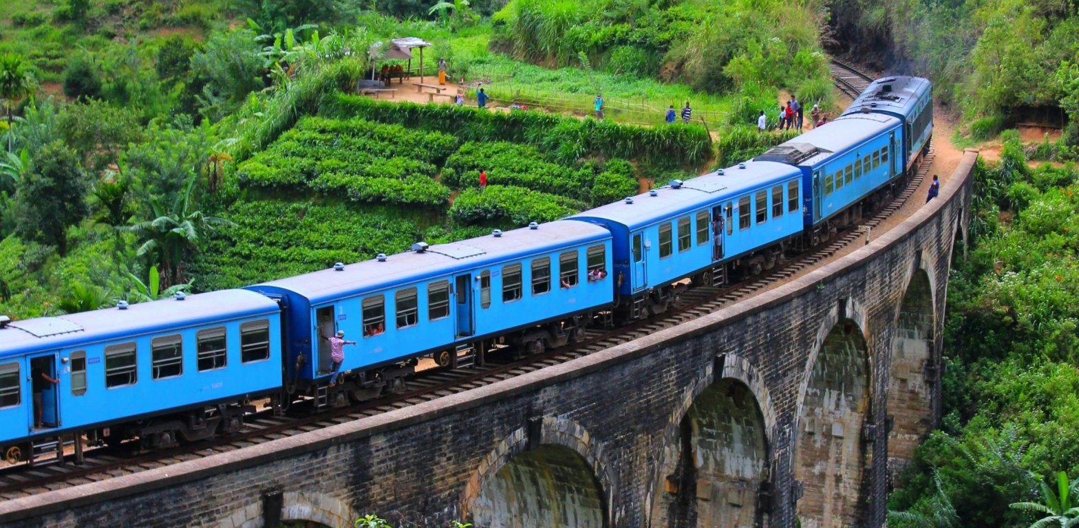 Il famoso treno blu che attraversa i ponti panoramici tra le colline di Ella, Sri Lanka.