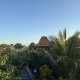 Panorama sui tetti tradizionali di Ubud immersi nella giungla tropicale, nel cuore culturale di Bali.