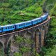 Il famoso treno blu che attraversa i ponti panoramici tra le colline di Ella, Sri Lanka.